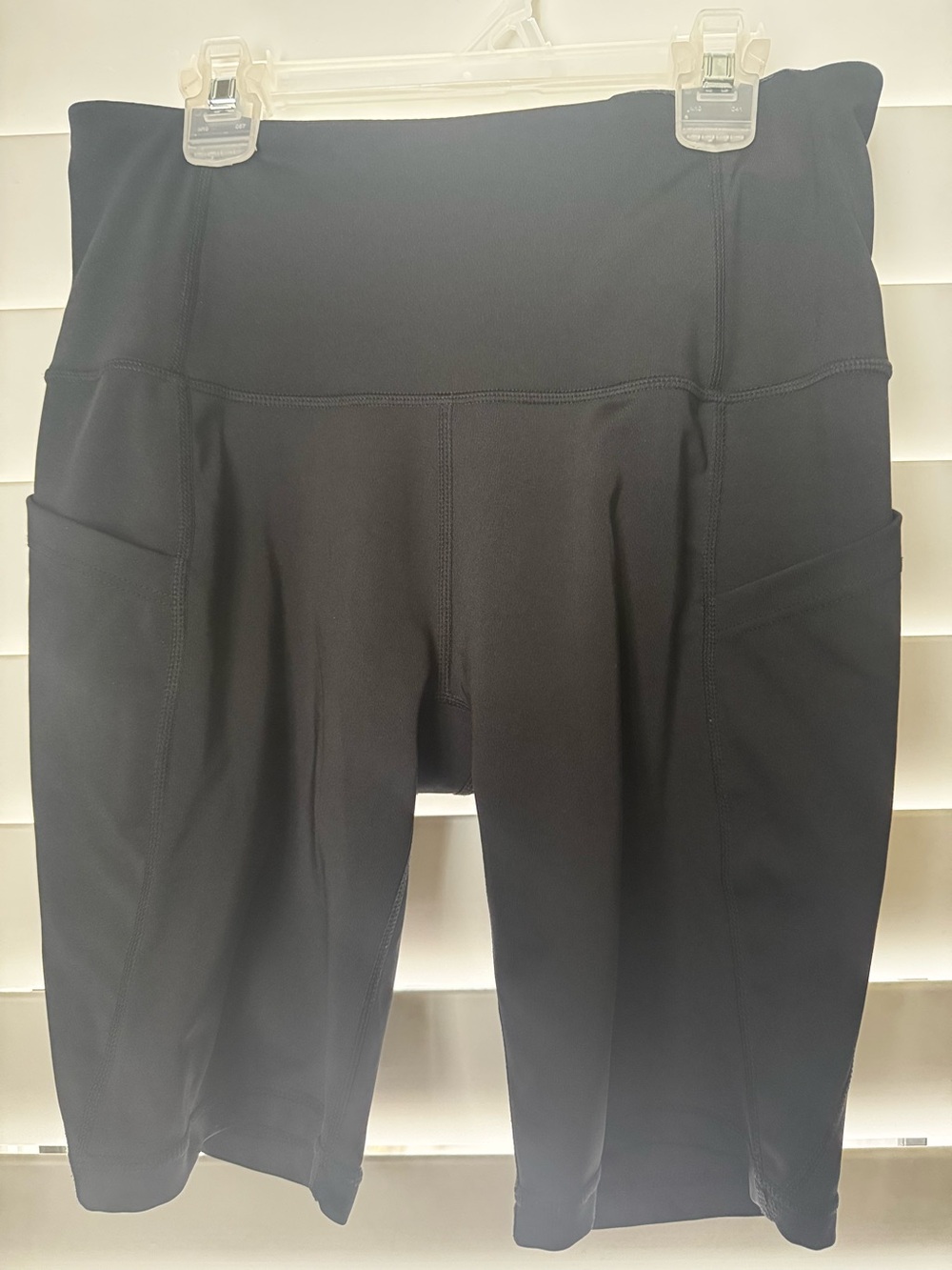 High-Waist Black Women’s Performance Shorts with Side Pockets